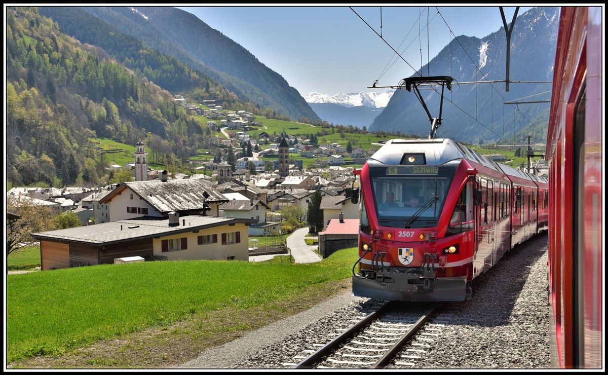 Oberhalb von Poschiavo kommt uns der R1644 mit ABe 8/12 3507 entgegen. (01.05.2019)