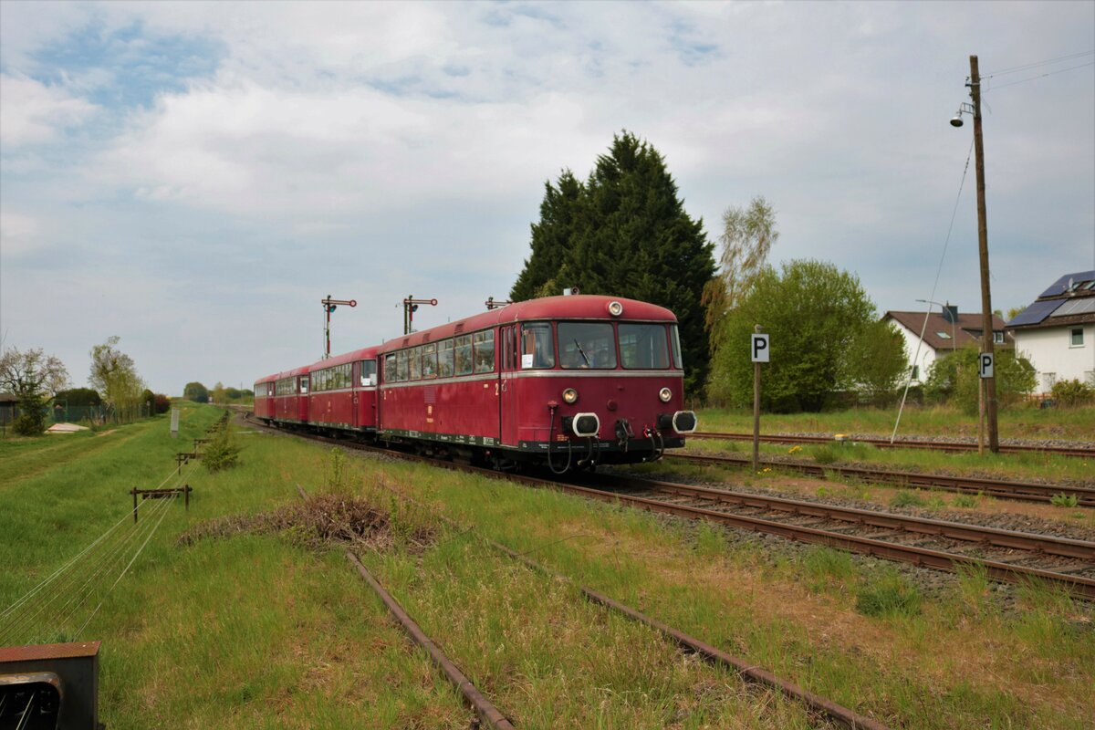 Oberhessiche Eisenbahnfreunde Schienenbus VT98 am 24.04.22 in Beienheim in der Wetterau