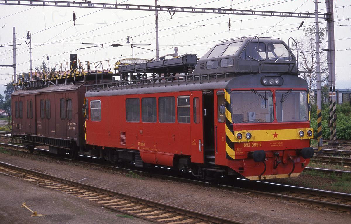 Oberleitungs Bau Triebwagen 892085 steht am 20.6.1988 im Bahnhof Nepomuk.