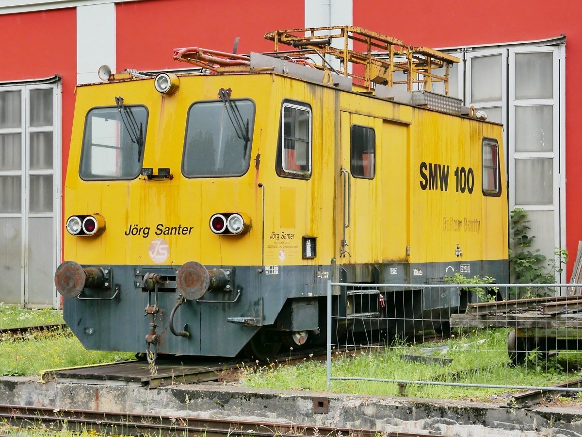 Oberleitungs-Montagefahrzeug SMW 100 der Firma Jörg Santer hinter dem Südbahnmuseum am Bahnhof Mürzzuschlag, 07.07.2019 
