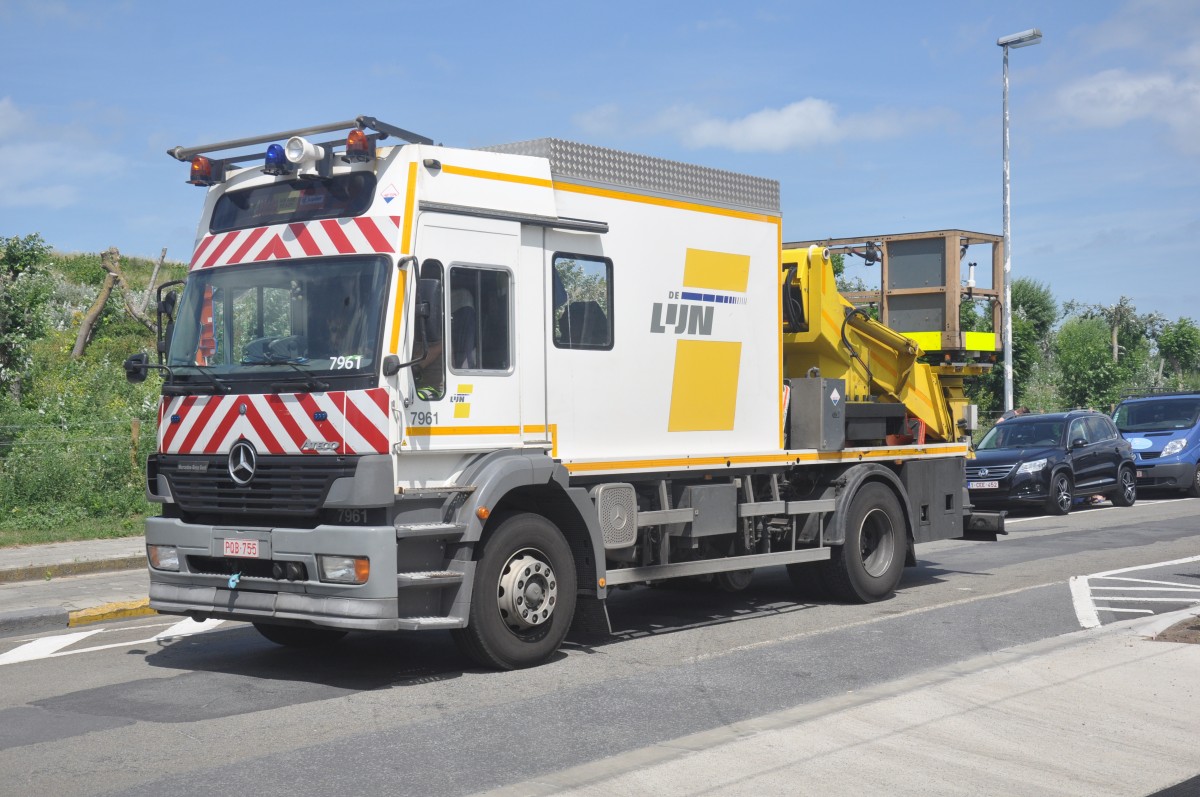 Oberleitungsmontagefahrzeug MB Atego mit Aufbau Hilton OMF 3T-90 von De Lijn, aufgenommen 17.07.2015 am Haltestelle Blankenberge Sealife-Floreal 