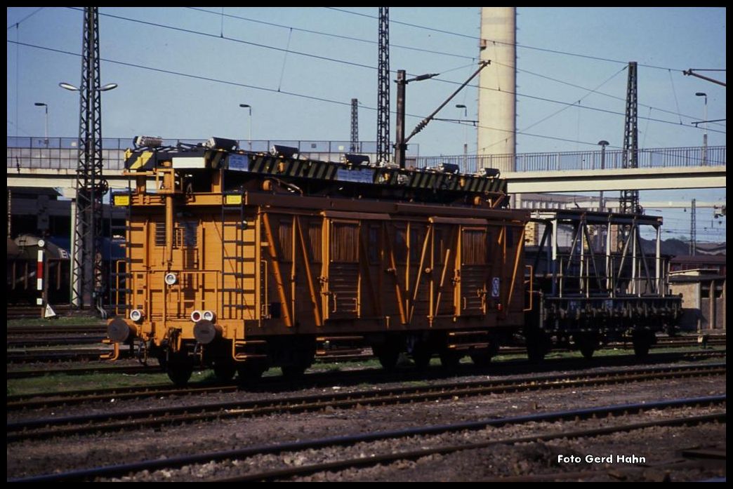 Oberleitungsmontagewagen der DR, Bezeichnung FMW 80, am 1.5.1990 im Bahnhof
Leipzig Engelsdorf.