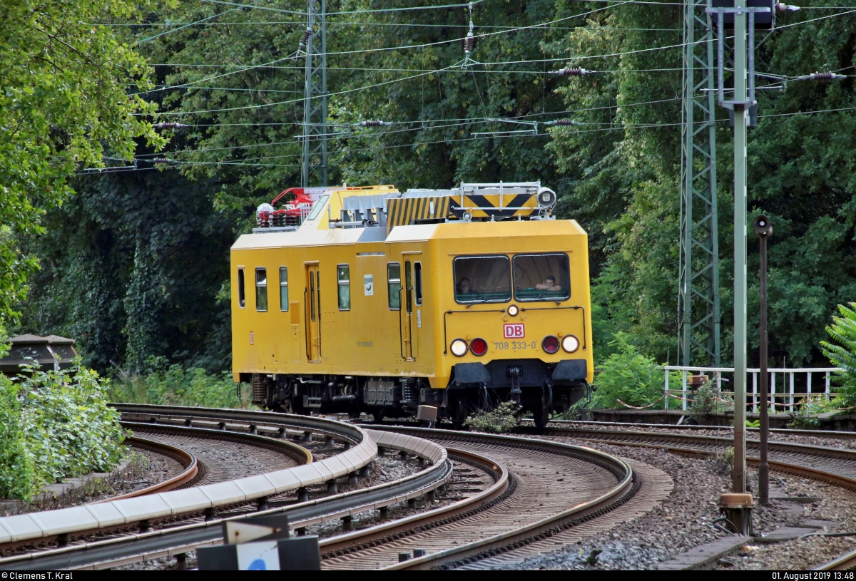 Oberleitungsrevisionstriebwagen (ORT) 708 333-0 (DR 188.3) der DB Netz AG durchfährt den Hp Hamburg Dammtor auf der Hamburg-Altonaer Verbindungsbahn (KBS 137.1) Richtung Hamburg-Altona.
Aufgenommen am Ende des Bahnsteigs 3/4.
[1.8.2019 | 13:48 Uhr]