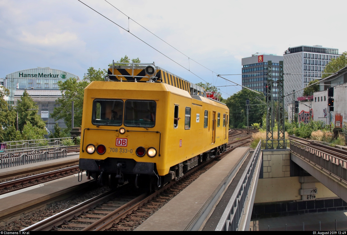 Oberleitungsrevisionstriebwagen (ORT) 708 333-0 (DR 188.3) der DB Netz AG durchfährt den Hp Hamburg Dammtor auf der Hamburg-Altonaer Verbindungsbahn (KBS 137.1) Richtung Hamburg-Altona.
Grüße zurück!
Aufgenommen am Ende des Bahnsteigs 3/4.
[1.8.2019 | 13:49 Uhr]