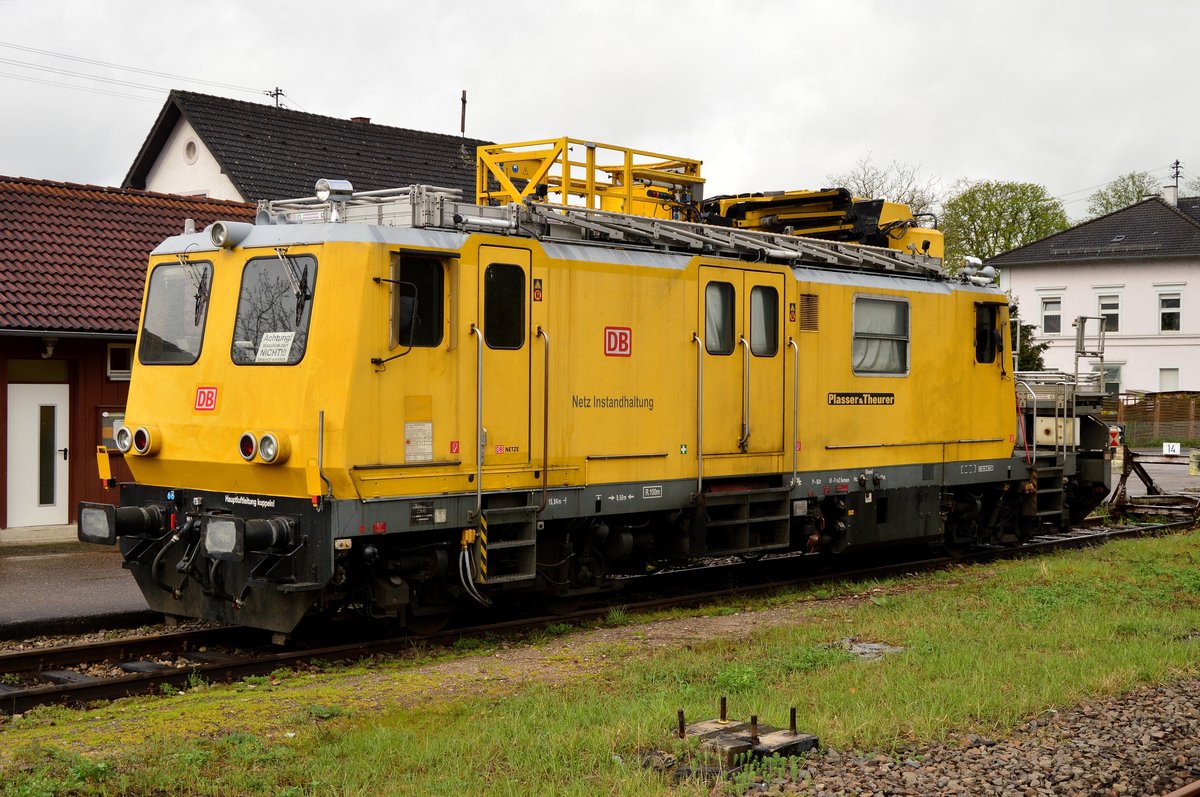 Oberleitungswartungstriebwagen 709 001-2 auf Gleis 14 abgestellt.
Neckarelz den 15.4.2016