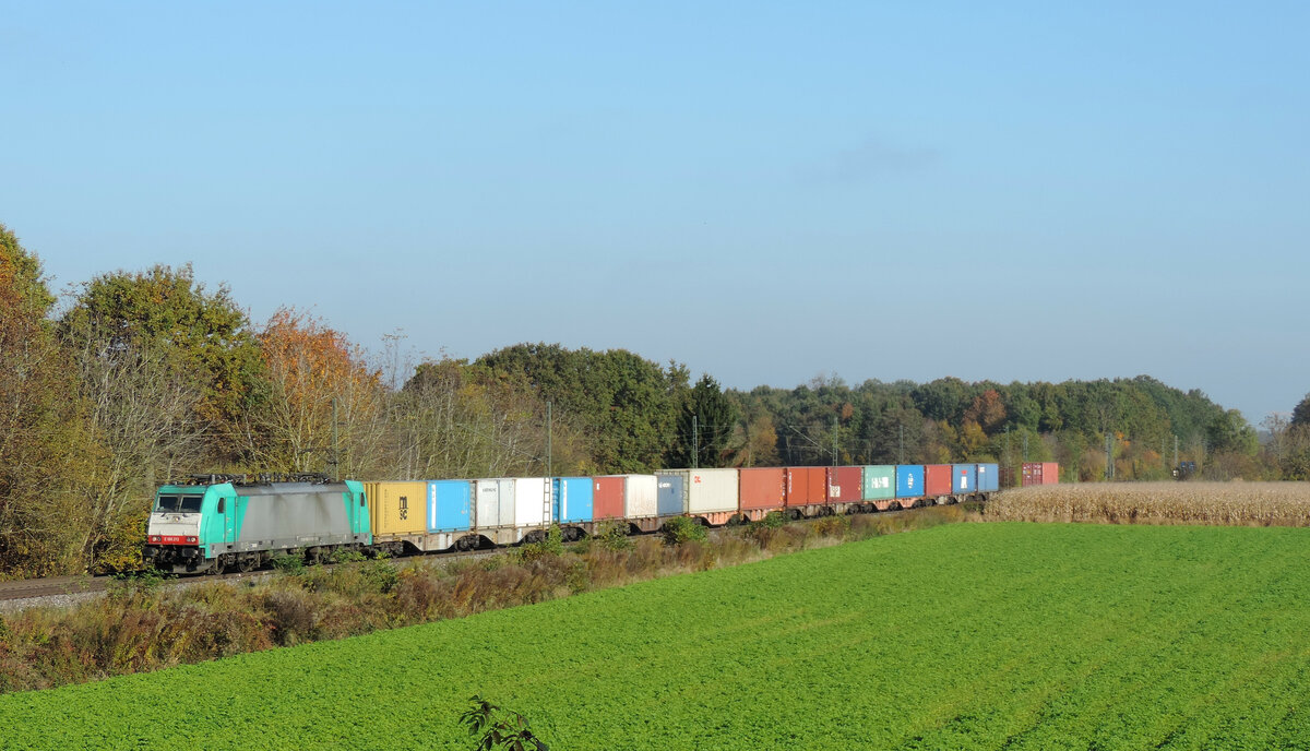 Oberschopfheim - 28. Oktober 2021 : Railtraxx 186 213 mit einem KLV.