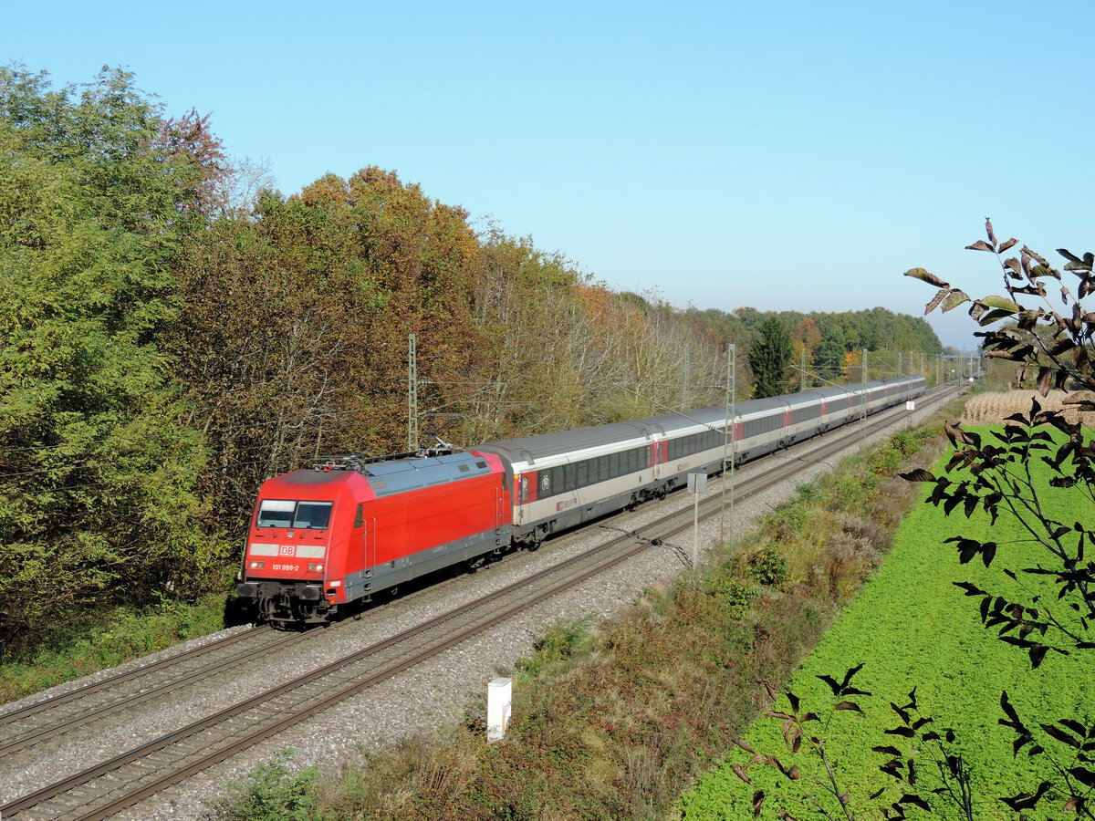 Oberschopfheim - 28. Oktober 2021 : 101 098 führt den EC 7 von Essen nach Interlaken Ost.