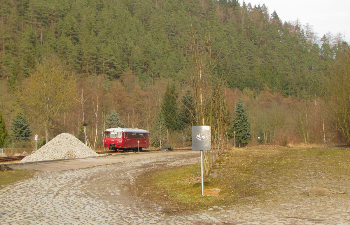 OBS 772 140 als RB 29886 von Katzhütte nach Rottenbach, am 16.03.2015 bei der Ausfahrt in Sitzendorf-Unterweißbach.