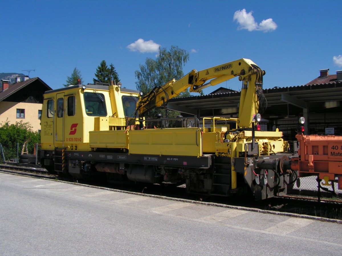 OBW X 628.001 der Bahnmeisterei Wörgl genießt seine Sonntagsruhe auf dem Bahnmeistereigleis 213 vor dem Bahnmeistergebäude in Wörgl Hauptbahnhof Ost am 20. Mai 2007.