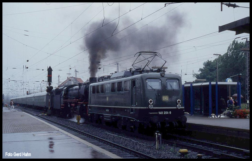 Obwohl von 140204 gezogen, half die Dampflok 41360 bei der Durchfahrt am 18.8.1991 um 12.15 Uhr in Osnabrück Richtung Münster sichtbar kräftig mit!