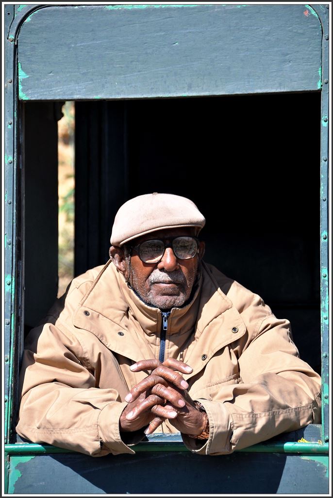 Obwohl 92 Jahre alt und nicht mehr gut zu Fuss, lässt es sich der alte Chef der Bahn nicht nehmen, Reisegruppen zu begleiten. Er spricht übrigens italienisch, die Sprache der ehemaligen Kolonialmacht und Erbauerin der Eisenbahn in Eritrea. (05.12.2014)