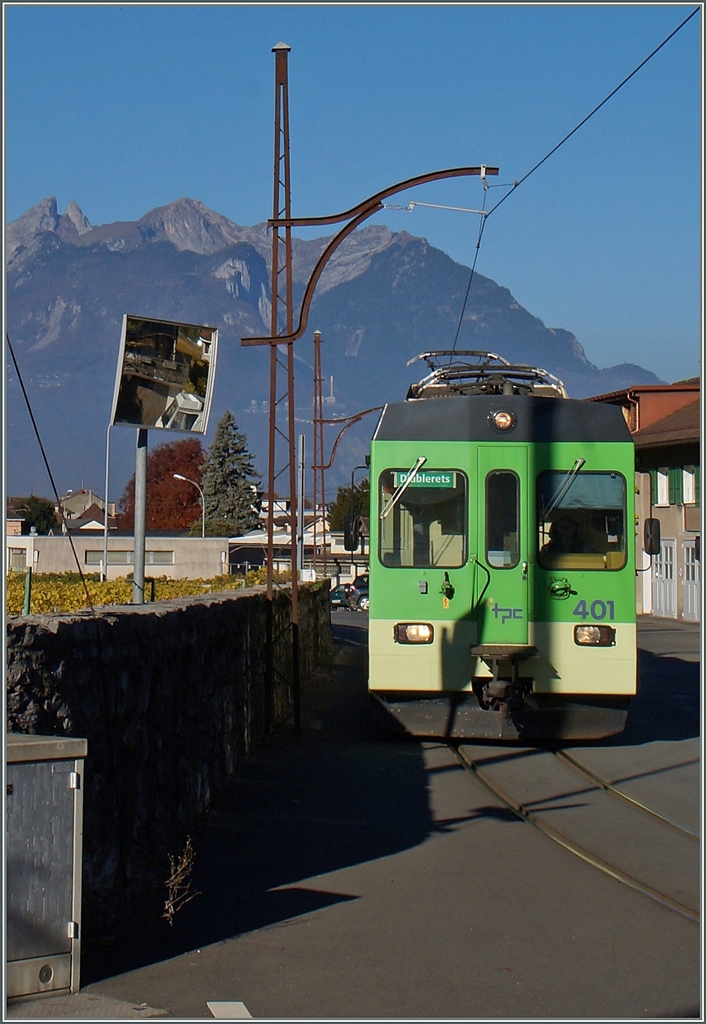 Obwohl die ASD auf weiten Streckabschnitten neune Fahrleitungsmaste erhalten hat, werden in Aigle die alten schönen Fahrleitungsmaste weiterverwendet. 
1. Nov. 2015