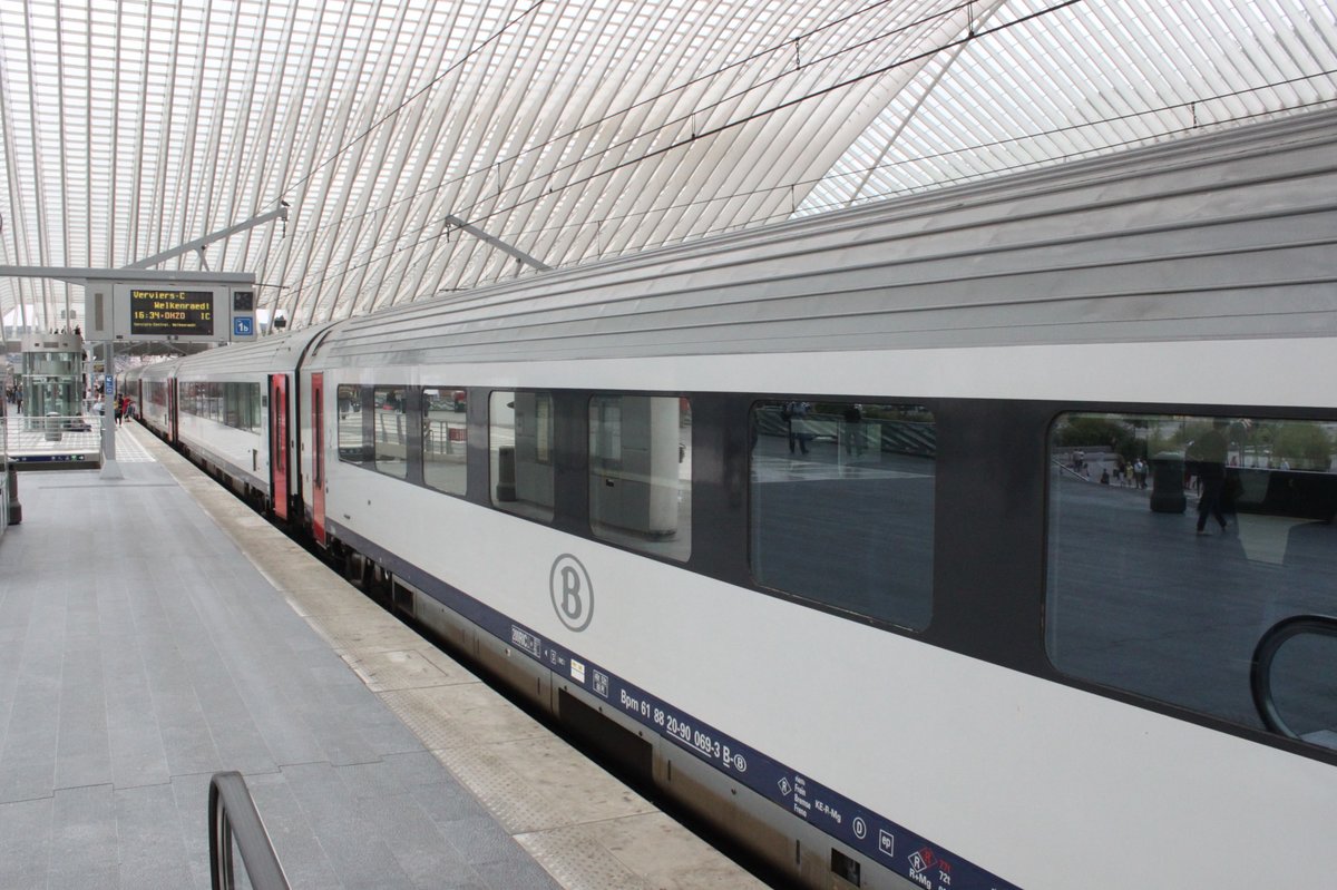 Obwohl die Bahnen in den BeNeLux-Staaten äußerst pünktlich sind, hat IC414 nach Welkenraedt am 19.08.2016 im Bahnhof Lüttich eine Verspätung von 20 Minuten.