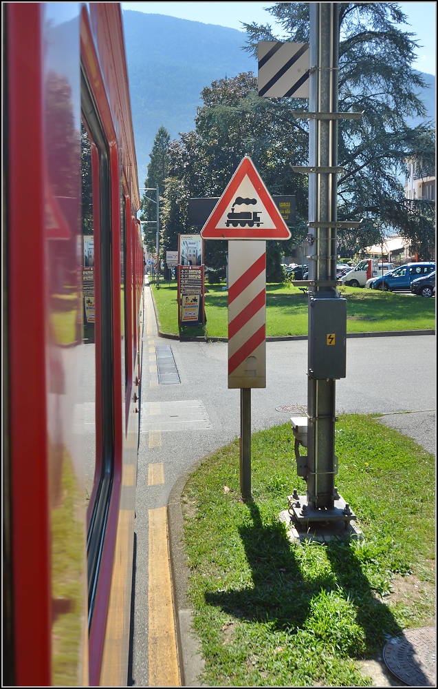 Obwohl von Beginn an mit elektischem Betrieb ausgestattet, wird hier nebst Automobilen auch die Berninabahn vor Dampfloks gewarnt... :-D
Tirano, August 2015.