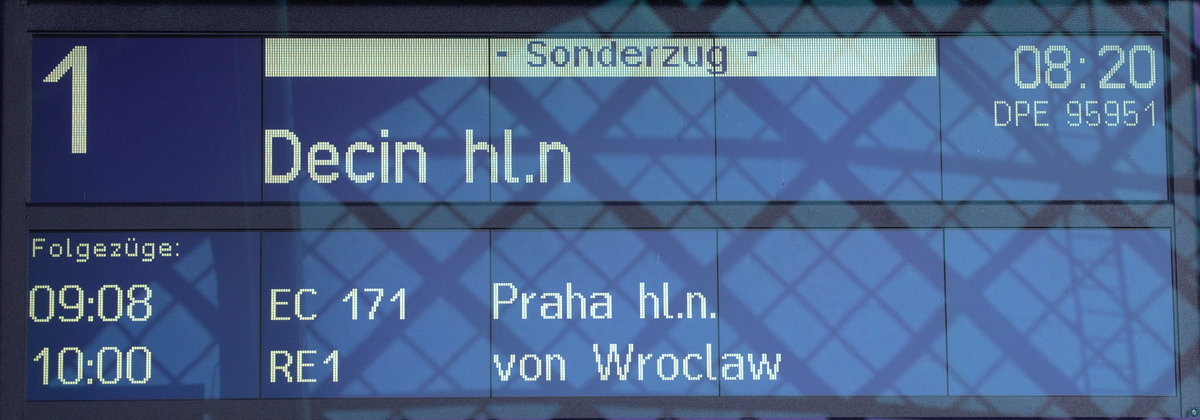 Obwohl beides nicht stimmt, das Ziel Decin und die Abfahrtszeit 08:20 Uhr, wurde die Fahrt mit dem Sächsisch-Böhmischen Freundschaftszug Karel von Dresden nach Roudnice , ein tolles Erlebnis, auf Grund eines Waggonschadens ging es 30 Minuten später am Bahnsteig 2 los. 27.05.2017 08:10 Uhr.
