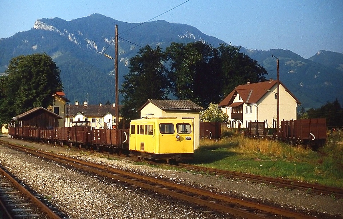 Obwohl der Betrieb zwischen Grünburg und Klaus schon am 29.03.1980 eingestellt worden ist, präsentieren sich die Gleisanlagen im Bahnhof Molln am 25.08.1980 in einem guten Zustand. X 614 915 und eine ganze Reihe abgestellter Güterwagen warten währenddessen auf den Abtransport (Neubearbeitung eines bereits eingestellten Bildes).