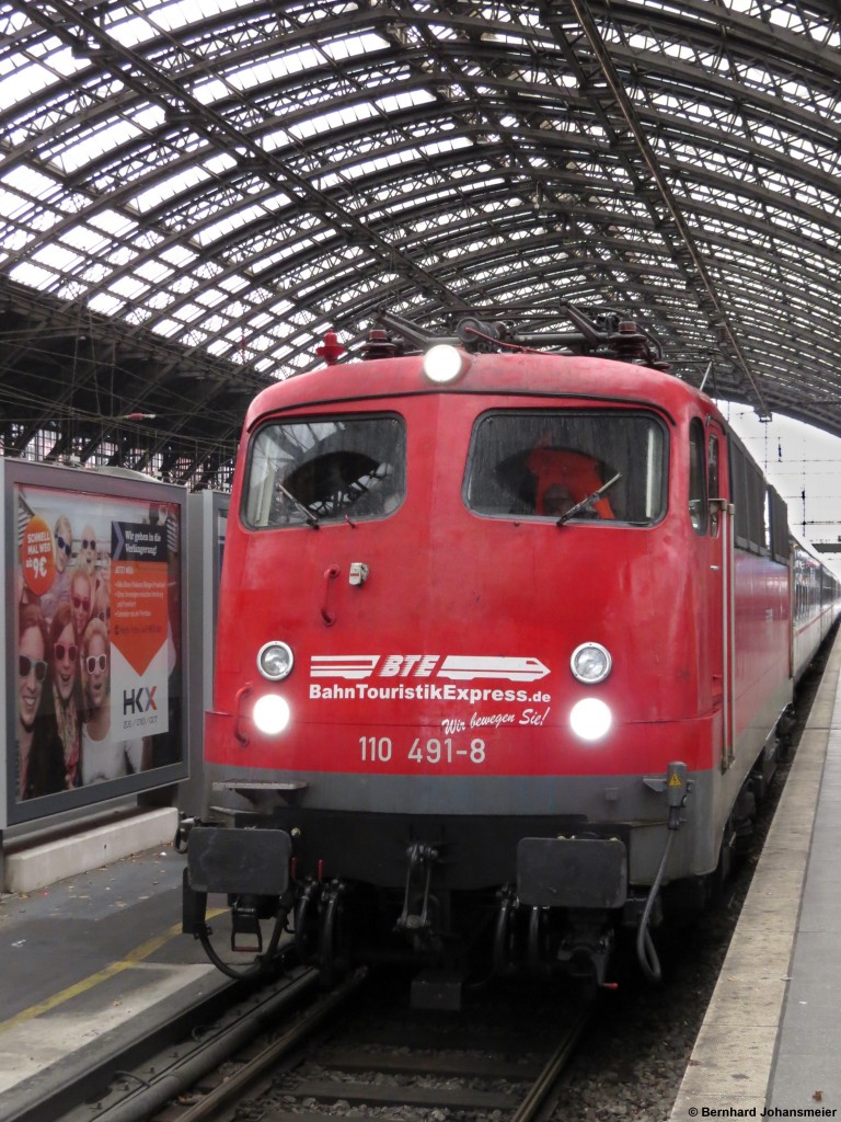 Obwohl BTE das neue EVU vom HKX ist, steht die 110 491-8 mit einem anderen Zug im Kölner Hbf. Aus den DB Werken in Wittenberge und Neumünster hat sie die Reserve Wagen für National Express nach Köln überführt, die jetzt allerdings mit MRCE 182 Loks auf der RB 48 zum Einsatz kommen. Dezember 2015