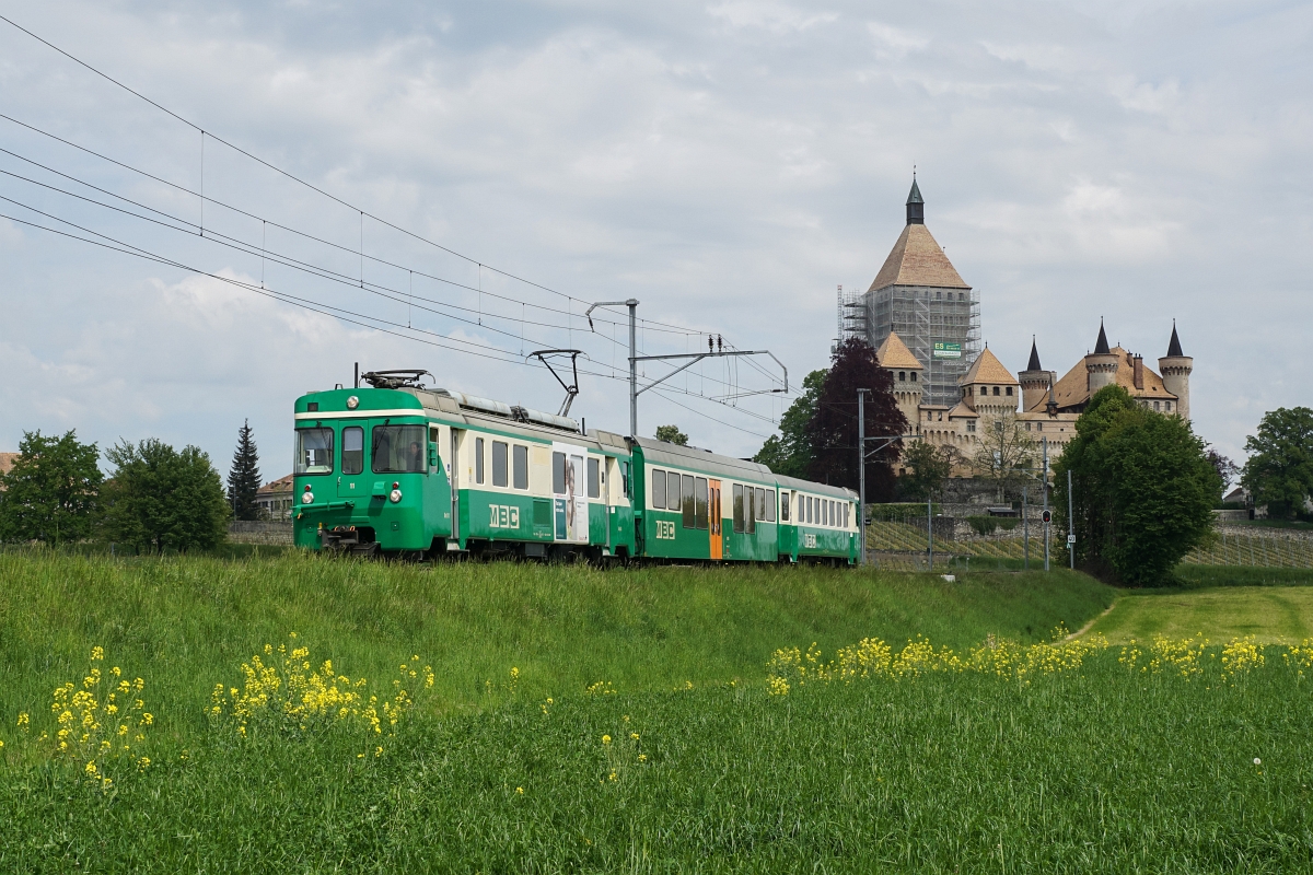 Obwohl das Château Vufflens momentan eingerüstet ist, konnte ich es nicht unterlassen, den MBC-Klassiker ebenfalls auszuprobieren: Be 4/4 11 verlässt am 29.04.2015 Vufflens-le-Château in Richtung Morges.
