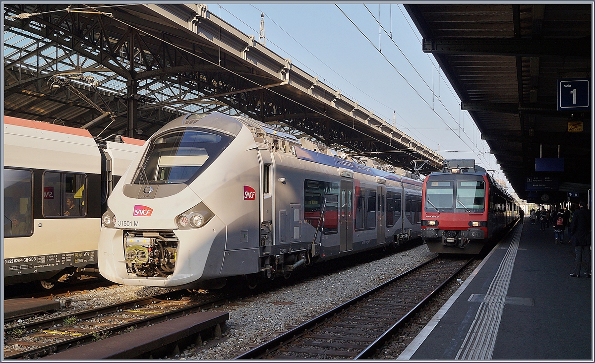 Obwohl der Coradia Polyvalent régional tricourant (Z 31500M) in den LÉMAN EXPRESS Farbgebung sehr attraktiv aus sieht, hat das Bild des grau/blauen SNCF Z 35001 M auf Dauer gesehen eher Seltenheitswert. 

Coradia Polyvalent régional tricourant Probefahrten in Lausanne, wobei der zweite Z 31500 vom SBB Domino verdeckt wird. 

l. Mai 2019