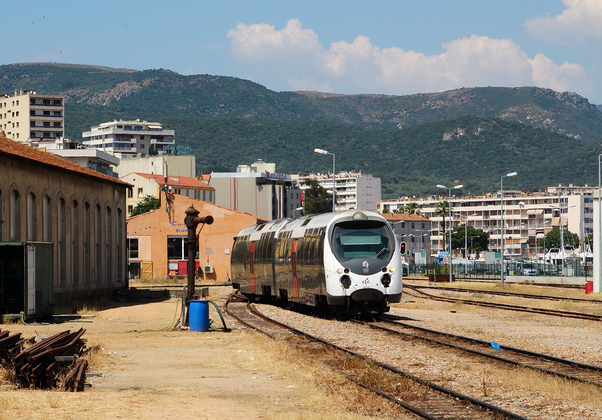 Obwohl der Dampfbetrieb bei den korsischen Eisenbahnen bereits 1954 endete, findet man auf einigen Stationen immer Wasserkräne wie diesen hier in Ajaccio, den AMG 803 am 12.06.2014 passiert