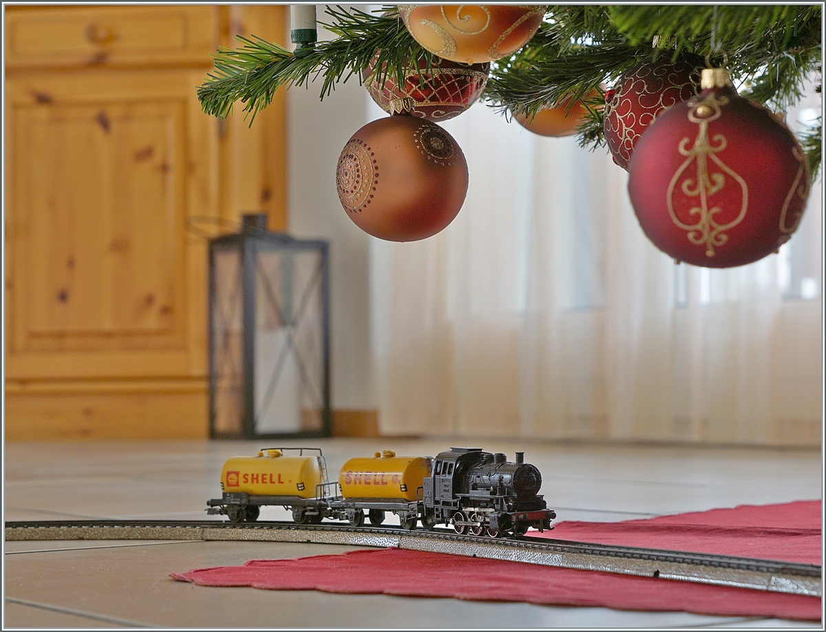Obwohl eigentlich mit Weihnachten nichts zu tun, war es doch eine schöne Tradition, meine erste Eisenbahn wieder mal fahren zu lassen, wobei aus dem Jahre 1966 nur noch die Lok und der erste  Shell -Wagen stammen; immerhin ein Weihnachtsgeschenk mit Nachhaltigkeit...

Weihnachen 2020