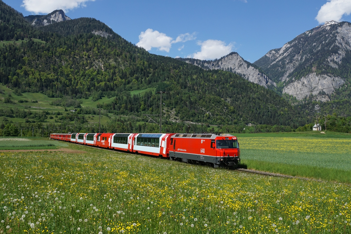 Obwohl einige Werbeausführungen dieser Lok durchaus zu gefallen wissen, gefällt mir die Ge 4/4 III in RhB-roter Lackierung am Besten. Aktuell ist die Ge 4/4 III 648 ohne Werbung unterwegs (Gerüchten zufolge jedoch nur bis im Herbst). Ich konnte die wunderschöne Lok am 10.05.2015 nahe Bonaduz aufnehmen.