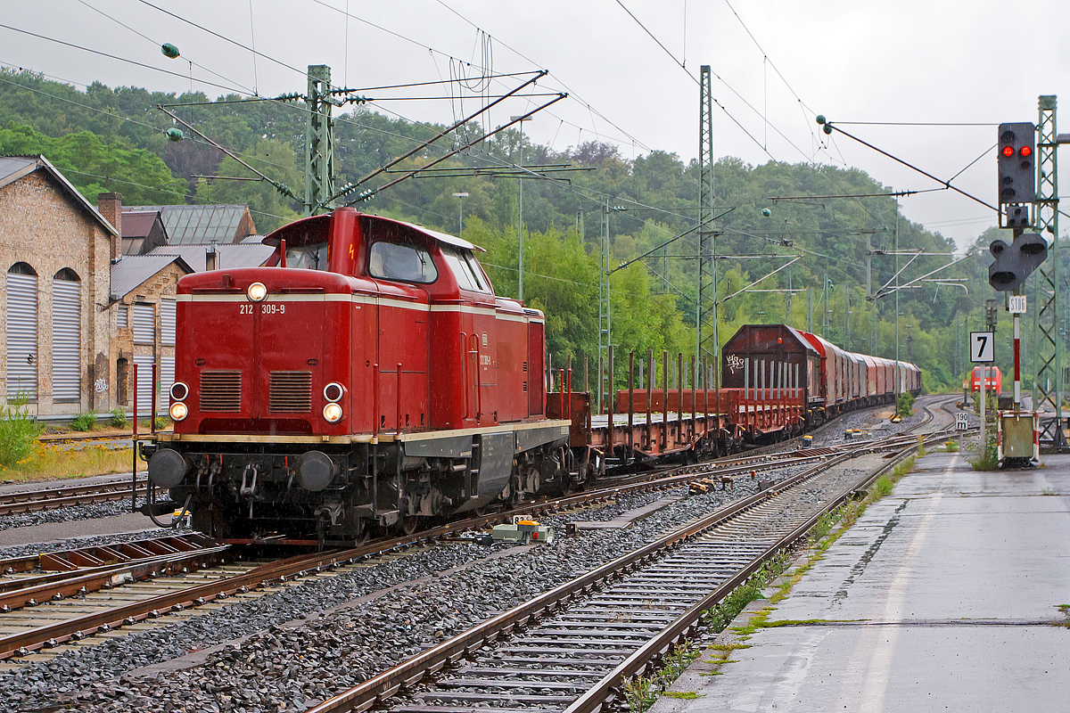 
Obwohl es heute regnete, musste ich einfach zum abschalten an die Strecke....
Bedingt durch Defekts und Hauptuntersuchungen an den eigenen MaK On Rail DH 1004 Loks der WEBA hat die Westerwaldbahn zurzeit die altrote 212 309-9 (ex DB V 100 2309) von der RE - Rheinische Eisenbahn angemietet. 
Hier kommt die V 100.20 am 08.07.2014 gerade mit ihrem Übergabezug in Betzdorf/Sieg an. 

Die V 100.20 wurde 1966 von MaK unter der Fabriknummer 1000356 als V 100 2309 gebaut und an die DB geliefert, 1968 erfolgte die Umbezeichung in DB 212 309-9, bis 2002 die Ausmusterung bei der DB erfolgte. Über ALS in Stendal ging sie dann 2003 an die Rheinische Eisenbahn GmbH in Linz am Rhein. Seit 2007 hat sie die NVR-Nummer 92 80 1212 309-9 D-EVG, eingestellt durch die Eifelbahn Verkehrsgesellschaft mbH (EVG) diese ist die Muttergesellschaft der RE.  
