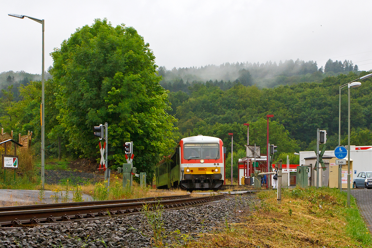 
Obwohl es heute regnete, musste ich einfach zum abschalten an die Strecke....
Der Dieseltriebzug 628 677-7 / 928 677-4 der Westerwaldbahn (WEBA) fährt am 08.07.2014 vom Haltepunkt Alsdorf, über den Bü Alsdorf, weiter  in Richtung Daaden.

Er befährt die 10 km lange Daadetalbahn (KBS 463) als RB 97  Daadetalbahn  von Betzdorf/Sieg nach Daaden.