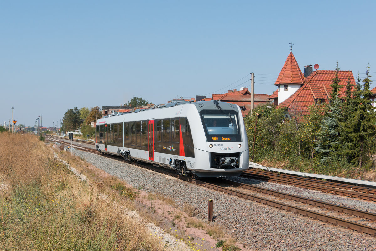Obwohl der Fahrplanwechsel im Dezember 2018 noch in weiter Ferne lag, wurden im September bereits Schulungsfahrten mit den neuen LINT von Abellio zwischen Aschersleben und Dessau durchgeführt, die einige Umläufe von den Desiro der Elbe-Saale-Bahn übernommen hatten. 1648 909 bei der Ausfahrt aus Baaalberge Richtung Köthen am 05.09.2018.   