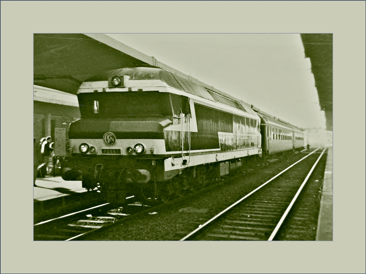 Obwohl früher öfters benutzt, habe ich kaum Bilder zur Verbindung  Delle - Belfort  von damals und die wenigen vorhanden sind durch die Verwendung der damals  modernen  110 Filme von ziemlich schlechter Qualität; trotzdem möchte ich zwei Bilder von  damals  zeigen, als die Strecke Delle-Belfort zwei Zugspaare aufwies, welche in Belfort Anschluss von und nach Paris hatten: 
Die SNCF CC 72051 ist mit einem  SBB RIC ABüm und einem RIC Büm in Belfort eingetroffen. 

14. April 1984
