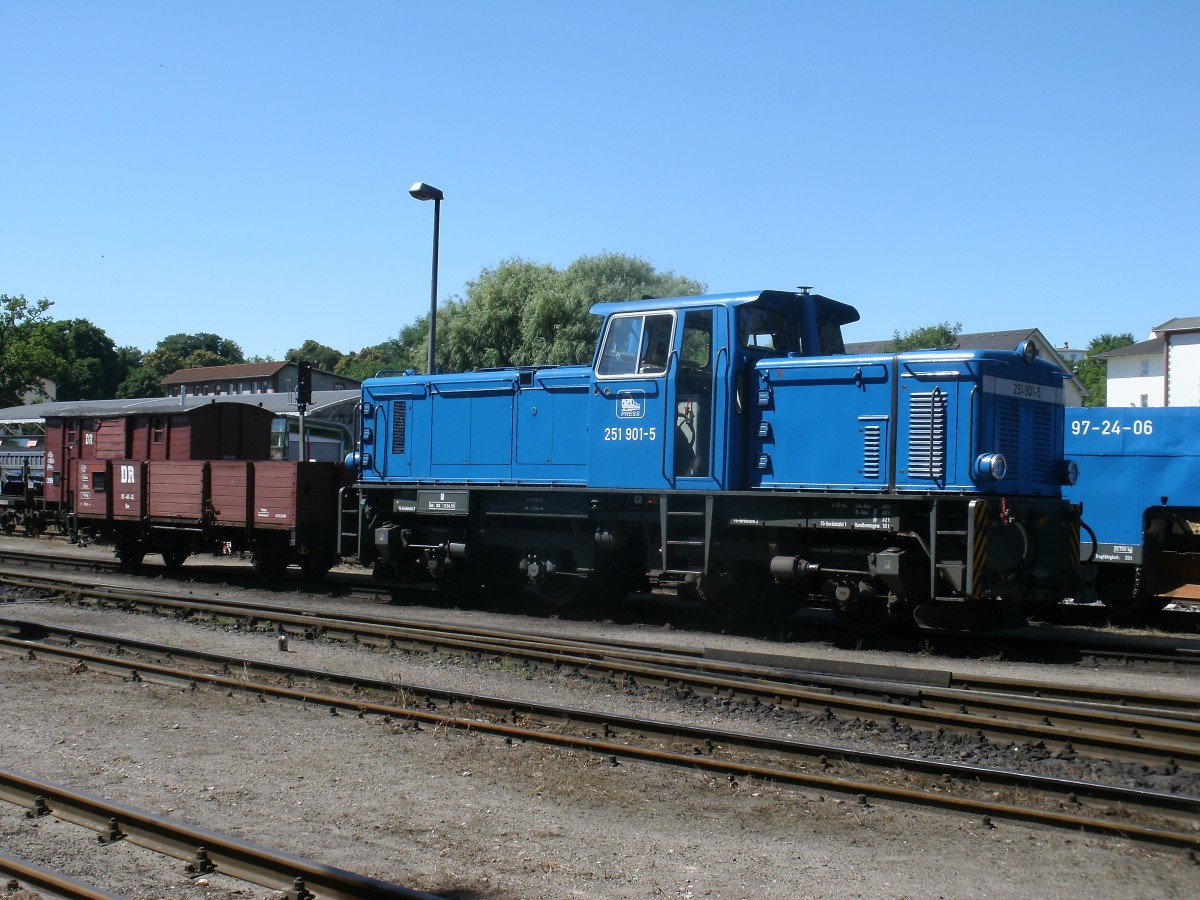 Obwohl der Gterverkehr,beim Rasenden Roland,seit ber 40 Jahren eingestellt ist,trifft man mit etwas Glck doch noch mal einen Gterzug,so auch am 20.Juli 2013 als 251 901 mit einem Ow in Putbus stand.