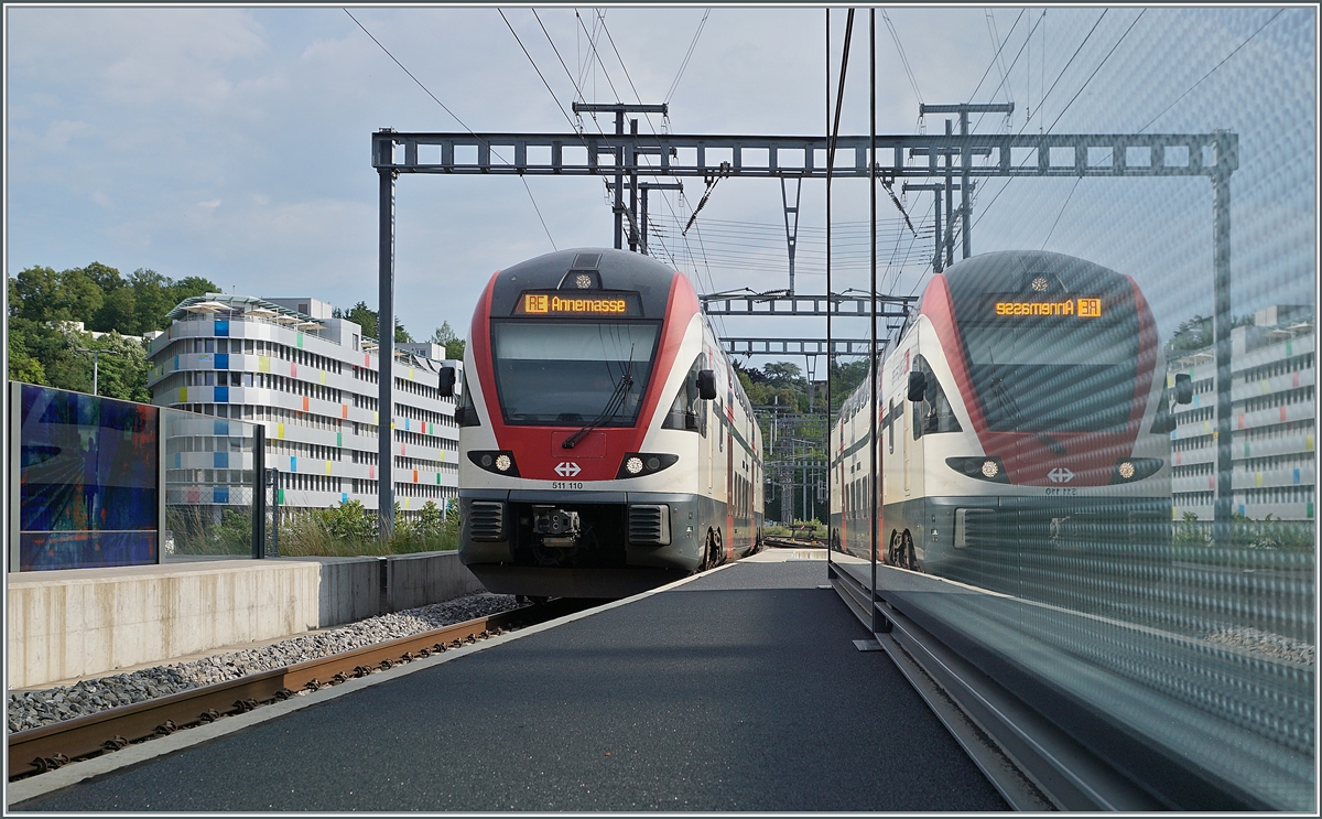 Obwohl ich hier auf dem sichern Bahnsteig stehe hatte ich beim Fotografieren das Gefühl, der Zug oder sein Spiegelbild werden mich gleicht überrollen...

Der SBB RABe 511 110 und 117 erreichen als RE nach Annemasse Lancy Pont. 

28. Juni 2021 