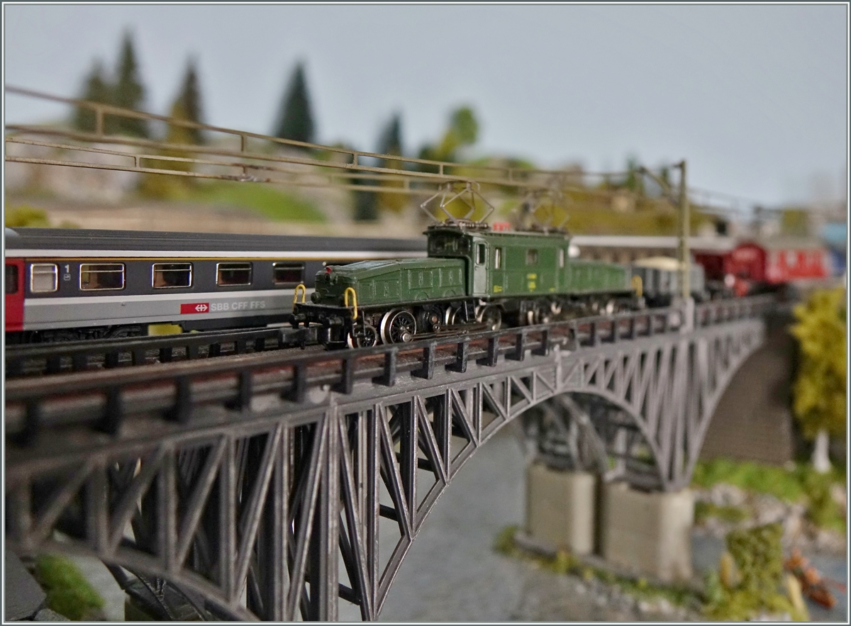 Obwohl ich zur Zeit hauptsächlich an der T Gauge bastele, gibt es auch in  bei der mini-club in  Z  Neues: Das Krokodil hat neue Stromabnehmer bekommen und der SBB  Eurofima Abteilwagen eine Inneneinrichtung.
4. Feb. 2014