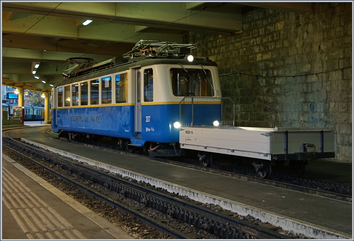 Obwohl infolge Bauarbeiten und den damit verbunden Busersatz nur 50 Reisende pro Stunde und Richtung auf befördert werden können, sind die Bhe 2/4 weiterhin im Einsatz. Hier wartet der Bhe 3/4 207 auf neue Aufgaben.
28. Okt. 2016