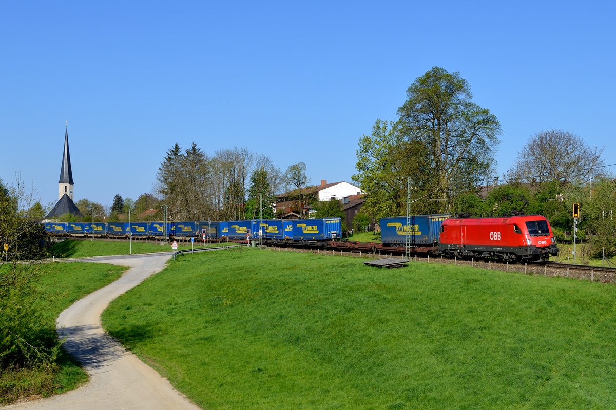 Obwohl der komplette Verkehr zwischen München und Rosenheim über die Mangfalltalbahn umgeleitet wurde, war der Güterverkehr am Vormittag des 07. Mai 2016 spärlich. So war ich froh, als zumindest der KT 42153 von Rostock Seehafen nach Verona Q.E. meinen Fotostandort bei Föching passierte. Der Zug ist stets mit Aufliefern der Spedition LKW Walter beladen und wurde an diesem Tag von 1016.013 gezogen.