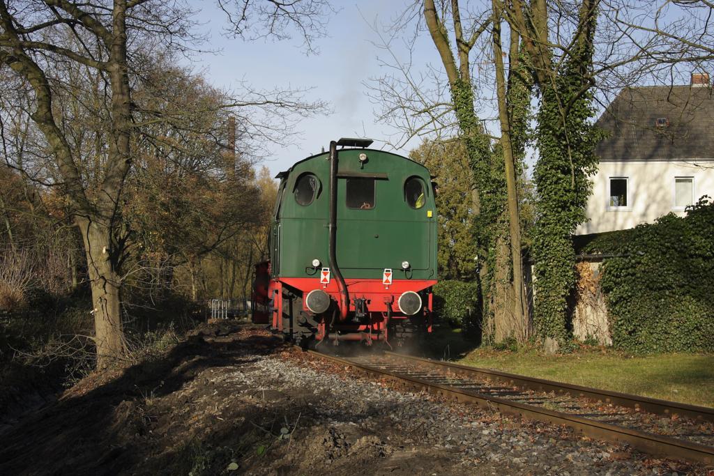 Obwohl man es aus dieser Perspektive kaum erkennen kann, aber die Lok der Fa. Schoeller hält an dieser Stelle an, um auf das Freischalten des Bahnüberganges zu warten. Erst dann geht die Fahrt in Richtung Werk Schoeller weiter.
Dies Szene entstand am 26.11.2013.