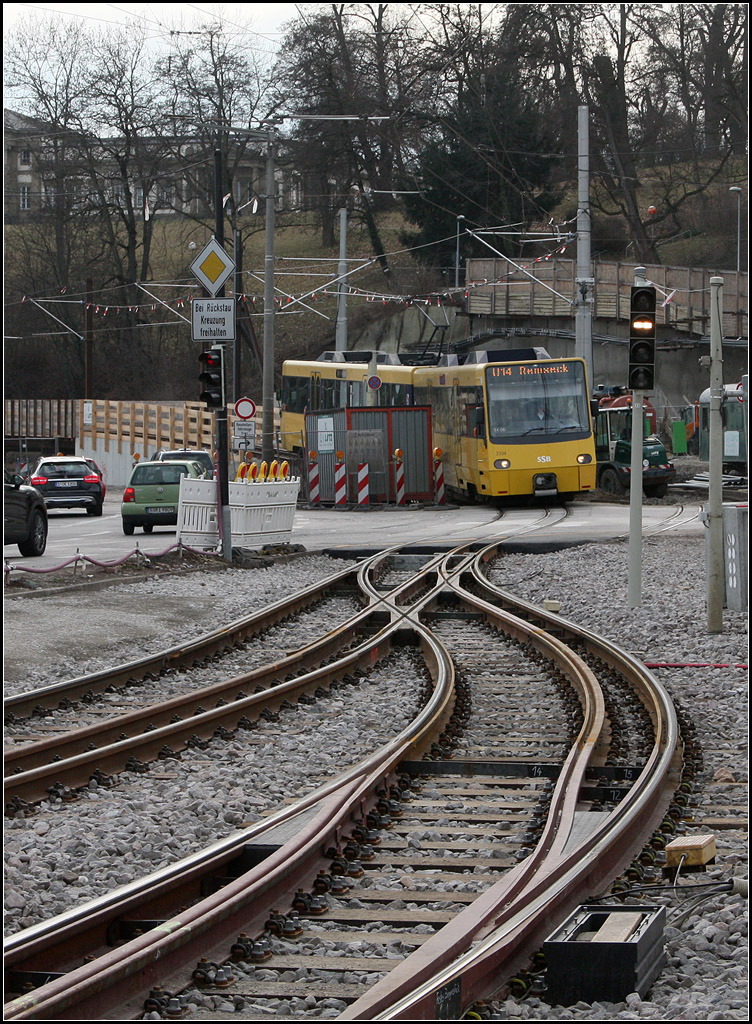 Obwohl vom Meterspur-Netz abgehängt -

...ist die dritte Schiene immer dabei, wenn entlang der Oldtimerstrecke von Cannstatt nach Ruhbank aufgrund der Rosensteintunnel-Baustelle ein neues Gleisprovisorium angelegt wird. Bislang war die provisorische eingleisige Strecke in Verlängerung des rechten Gleises gewesen. Jetzt wurde der vorübergehende eingleisige Abschnitt auf die anderes Seite auf ein provisorisches Brückenbauwerk verlegt und die Meterspur muss innerhalb der Normalspur auf die andere Seite wechseln. Eine Alternative wäre ein Vierschienen-Gleis gewesen. Allerdings gibt es keine Meterspur-Verbindung zum Straßenbahnmuseum in Bad Cannstatt und so können hier keine Oldtimer-Bahnen fahren.

Die frühere Situation zeigt folgendes Bild: http://www.bahnbilder.de/bild/deutschland~stadtbahnen-und-u-bahnen~stadtbahn-stuttgart-haltestellen-und-strecken/955205/-die-meterspur-ist-immer-dabei.html
Hier geht der Blick in die entgegen gesetzte Richtung.

19.02.2017 (M)

