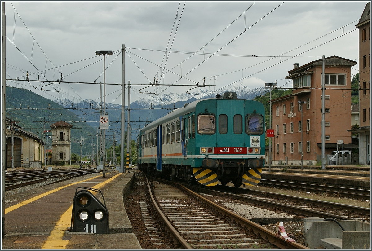 Obwohl nun für den Huckepack Verkehr (Ralpin) die Strecke nach Novara elektriviziert wurde tauchen neuerdings wieder Dieseltriebwagen in Domodossla auf.
Aln 663 1162 im südliche Bahnhofsteil von Domodossola.
22.05.2013