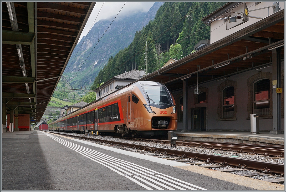 Obwohl nur ein FLRT, war ich dann doch von der angenehmen Fahrt mit dem  Treno Gotthardo  überrascht, auch wenn gefällig gestaltete Zug  nicht annähernd an die  Vorgängermodelle  herankommt.

Im Bild der RABe 526 106/206 als IR 46 von Locarno nach Basel beim Halt in Göschenen. 

23. Juni 2021