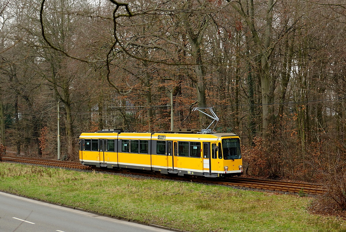 Obwohl nur knapp 1 km lang, bietet der Steckenabschnitt zwischen Uhlenhorst und Waldschlößchen zahlreiche Fotomotive, hier hat Tw 271 am 09.03.2015 gerade Uhlenhorst verlassen, anscheinend hat der Wagen gerade einen neuen Stormabnehmer erhalten