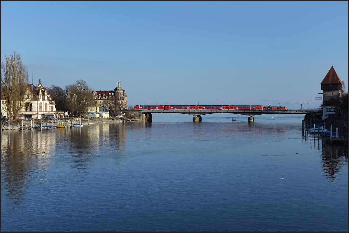 Obwohl nur eine Nussschale zehn Minuten zuvor passierte, die Spiegelung war nachhaltig zerstört. Schwarzwaldbahn auf der Konstanzer Rheinbrücke. Februar 2017.
