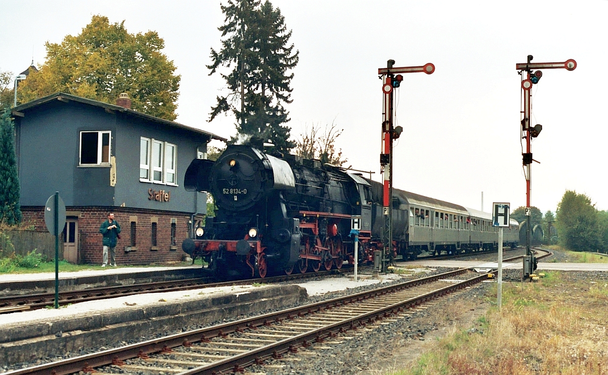 Obwohl eine Reichsbahn-Reko-52 natürlich planmäßig nie im Westerwald eingesetzt war, macht auch 52 8134 vor DB-Silberlingen eine gute Figur. Staffel, 5.10.2003.