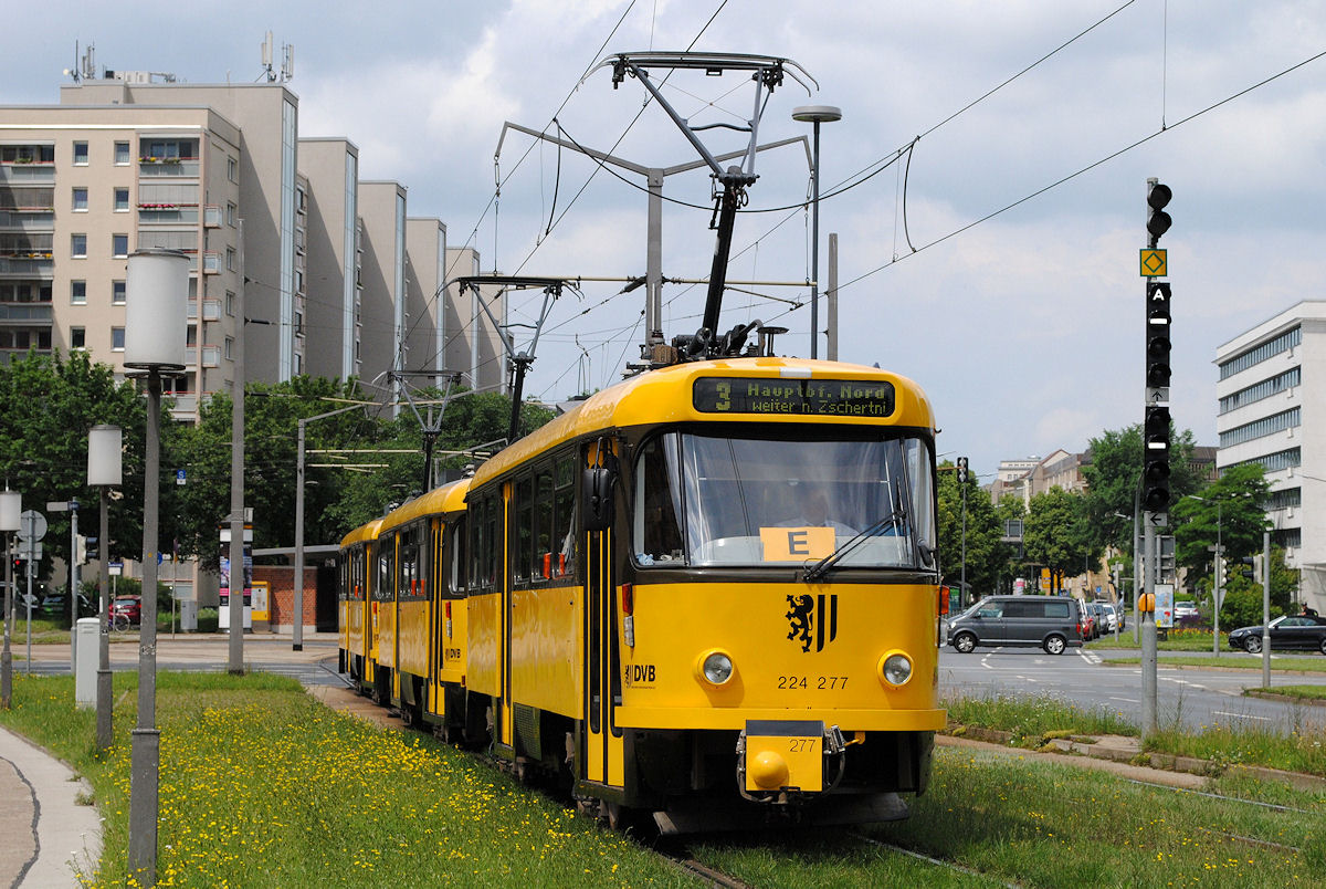 Obwohl die Tatras bereits 2010 offiziell  in Rente  geschickt wurden, kann man auch heute noch Einlagezüge auf der Linie 3 beobachten, die mit Fahrzeugen der Reihe T4MT geführt werden. Die aus den Tw. 224 277 + 224 265 + 224 247 bestehende Garnitur der Linie E3 nach Zschertnitz konnte am 13.06.2016 auf der Neustädter Rampe der Carolabrücke abgelichtet werden.