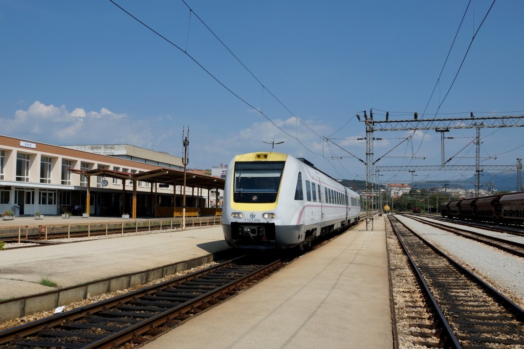 Obwohl der Verkehr auf der ehemals elekrifizierten Unabahn ins heutige Bosnien schon einige Jahre ruht und die Fahrleitungsanlagen schon Jahre davor nicht mehr verwendet wurden, sind sie im Knotenbahnhof Knin groteils noch immer vorhanden. Der Dieseltriebwagen 7123 008/007 ist glcklicherweise nicht auf die durchhngende Fahrleitung angewiesen und kann auch so seine Fahrt als ICN 521 nach Split fortsetzen. 25.07.2013