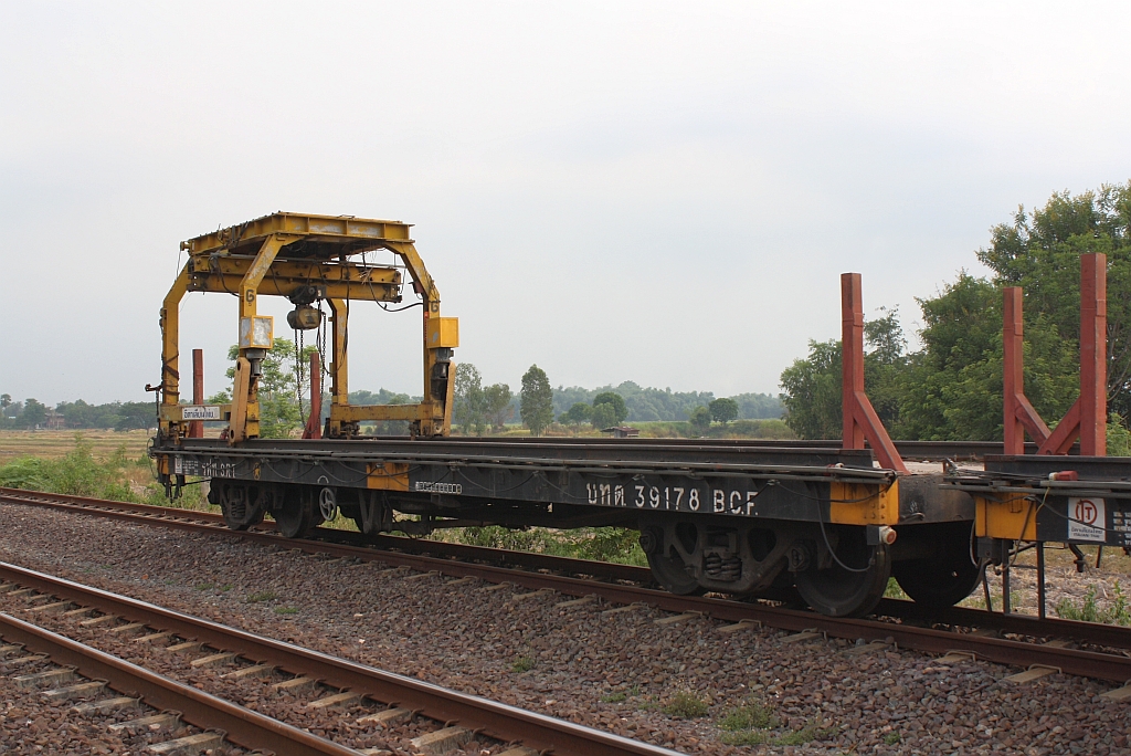 Obwohl zu einem Schwellenwagen umgebaut behielt der บ.ท.ต. 39178 (บ.ท.ต.= B.C.F./Bogie Container Flat Wagon) seine alte Bezeichnung. Bf. Wihan Daeng am 29.Mai 2013.