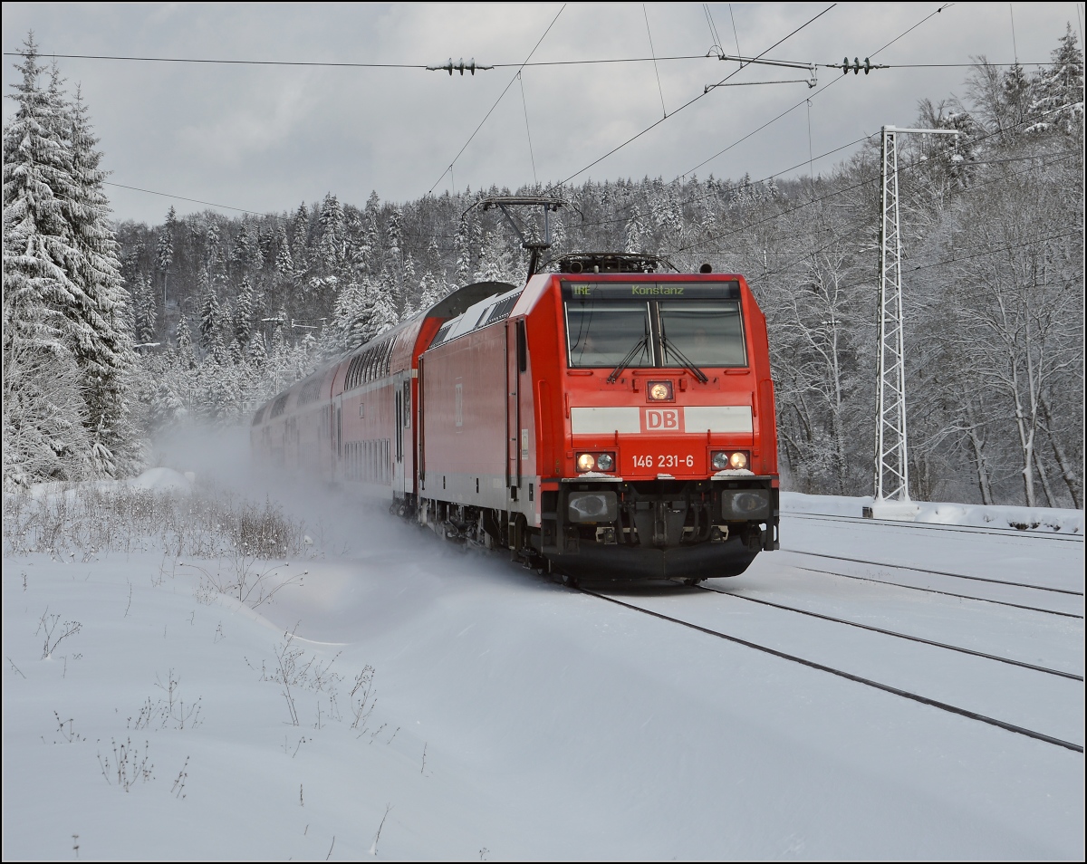 Obwohl der Zug zuvor durch den Schwarzwald gefahren war, sieht 146 231-6 nicht wirklich gezeichnet durch den Schnee aus. Hattingen, Januar 2015.