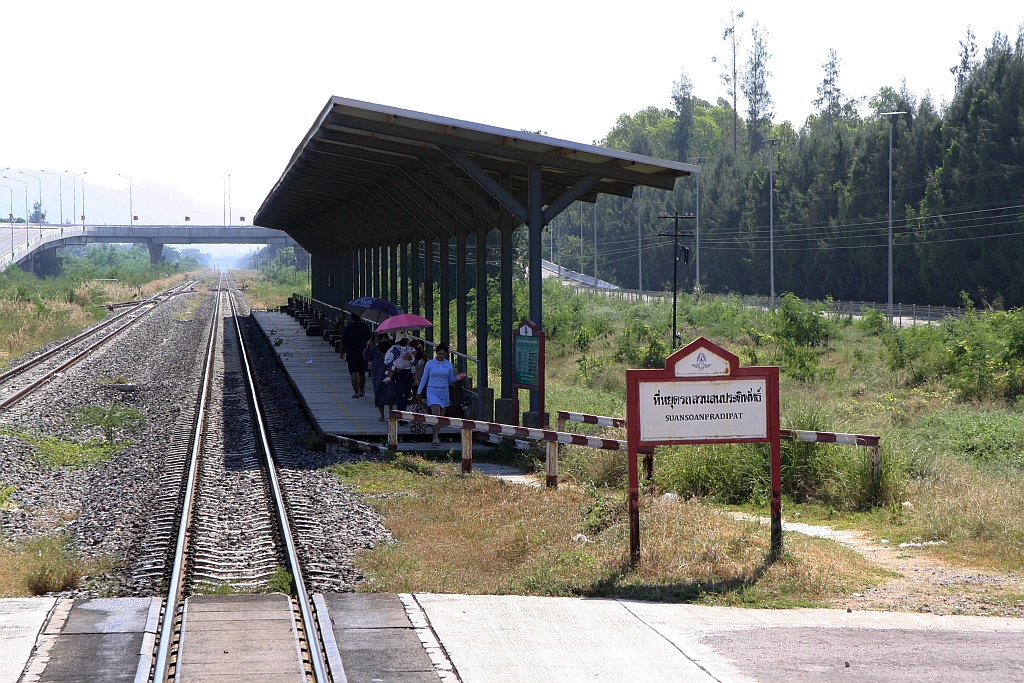 Obwohl die im Zuge des 2 gleisigen Ausbau der Southern Line neu errichtete Suan Son Pradipat Station 
schon einen fertigen Eindruck erweckte hielten am 09.Dezember 2023 die Züge noch in der alten Station.