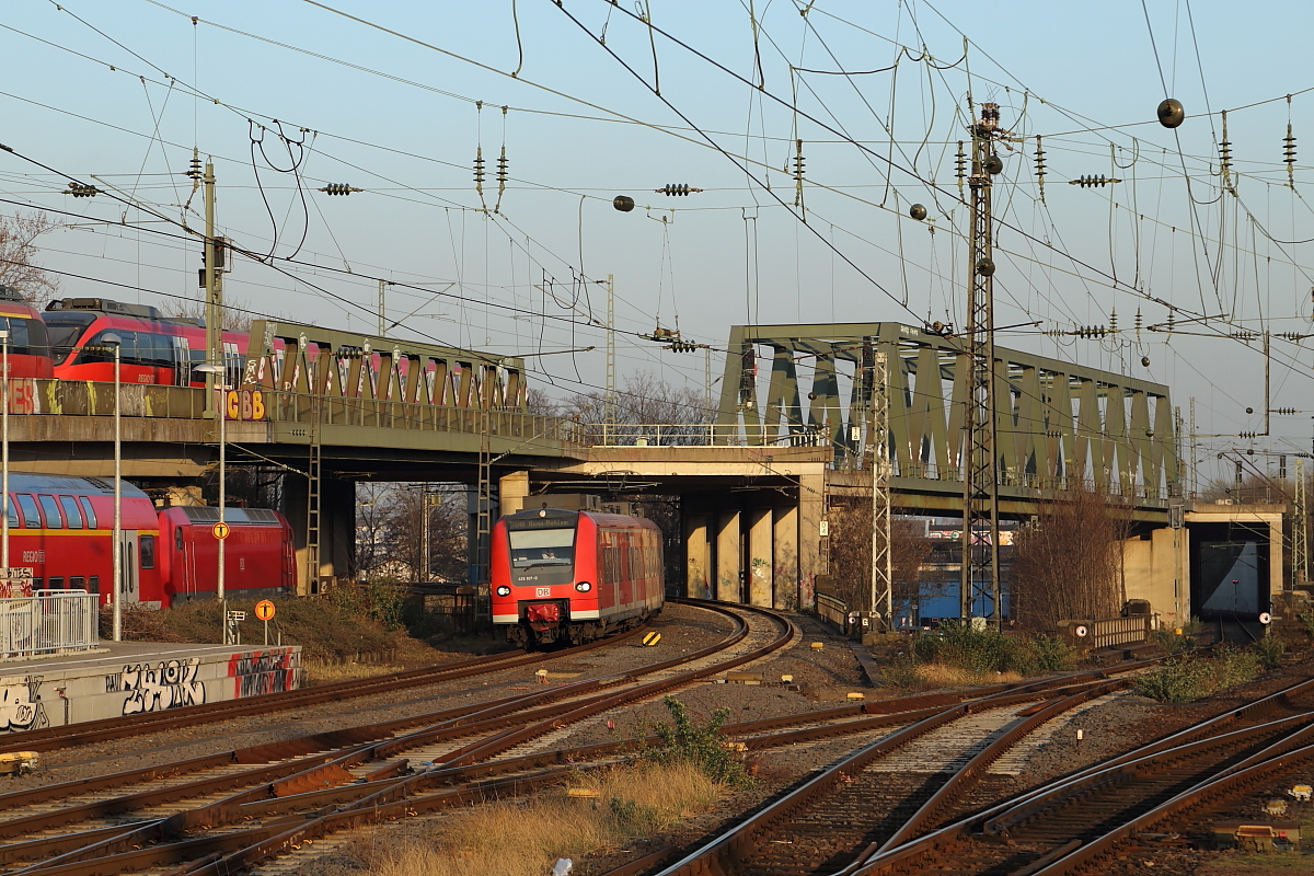 Obwohl zurzeit auf der Hohenzollernbrücke umfangreiche Gleisbauarbeiten stattfinden, herrscht am Bahnhof Köln-Deutz reger Zugverkehr, wie dieses Bild zeigt. Die Aufnahme erfolgte am Abend des 13.03.2014.
