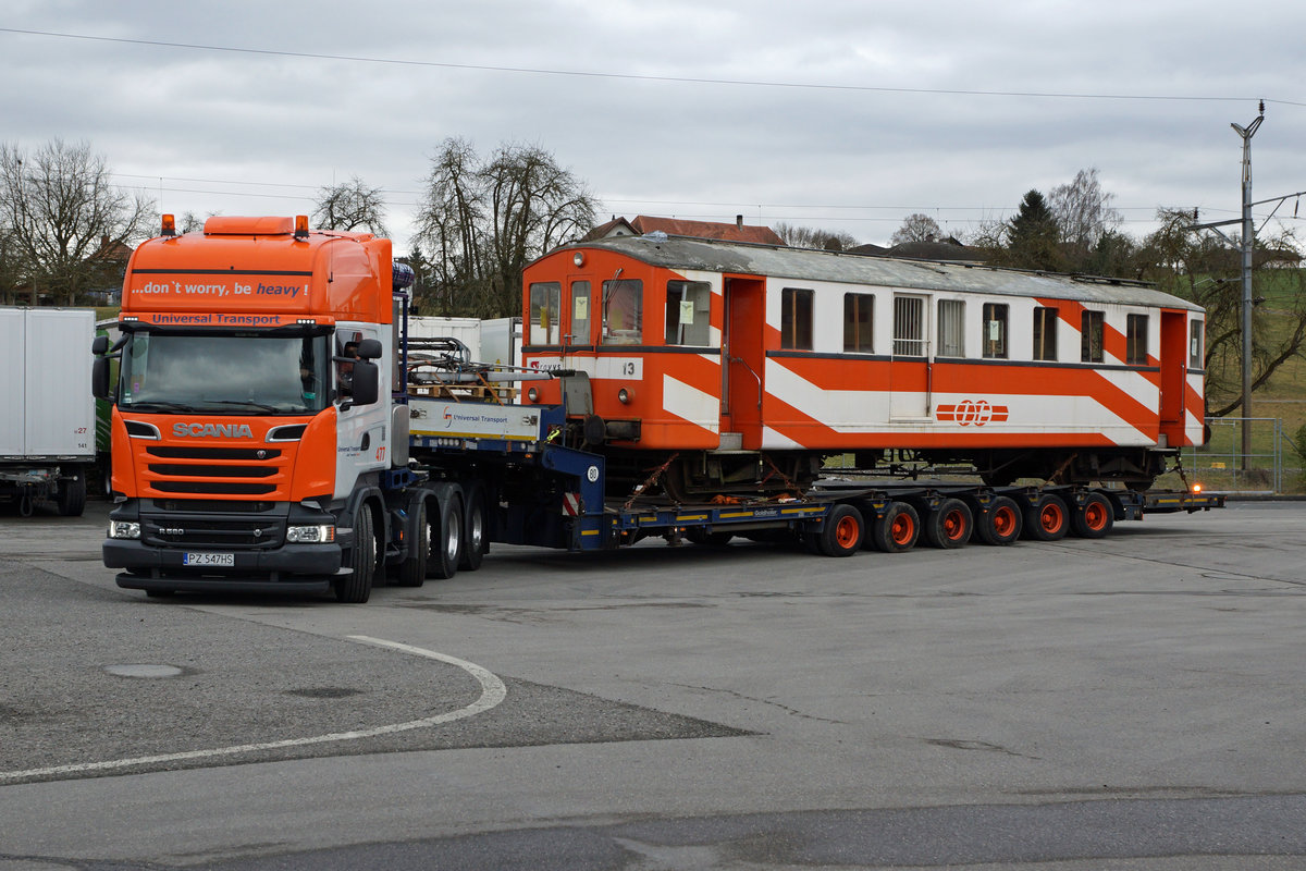 OC/Travys/B.M.K.: Von der Schweiz in die Märkische Schweiz. 
Der OC Triebwagen BDe 4/4 13 mit Baujahr 1920, der viele Jahre auf der westschweizer Bahnlinie zwischen Orbe und Chavornay hin und her pendelte, wird nun von der Museumsbahn Buckower Kleinbahn übernommen. Nach der Ausrangierung bei Travys bereicherte die Nummer 13 einige Jahre die interessante Fahrzeugsammlung des Bahn Museums Kerzers das per 31. März 2017 aufgelöst wird.  Am 21. Februar 2017 wurde der OC BDe 4/4 13 in Kallnach auf einen polnischen Lastenzug verladen und für die lange Reise in Richtung Berlin fit gemacht. Unterstützt wurde dieses Projekt durch das SWS Museum Schlieren. 
Grosses Glück brachte diesem seltenen Triebwagen mit der Betriebsnummer 13, ausgerüstet für den Betrieb mit Gleichstrom 700 V, die Unglückszahl 13.
Neben diesem Triebwagen finden noch weitere Fahrzeuge des B.M.K. den Weg nach Deutschland und Tschechien, wo sie von der drohenden Verschrottung gerettet werden.
Nach dem erfolgreichen Verlad steht der interessante Lastenzug in Kallnach zur Abfahrt bereit.  
Foto: Walter Ruetsch 


