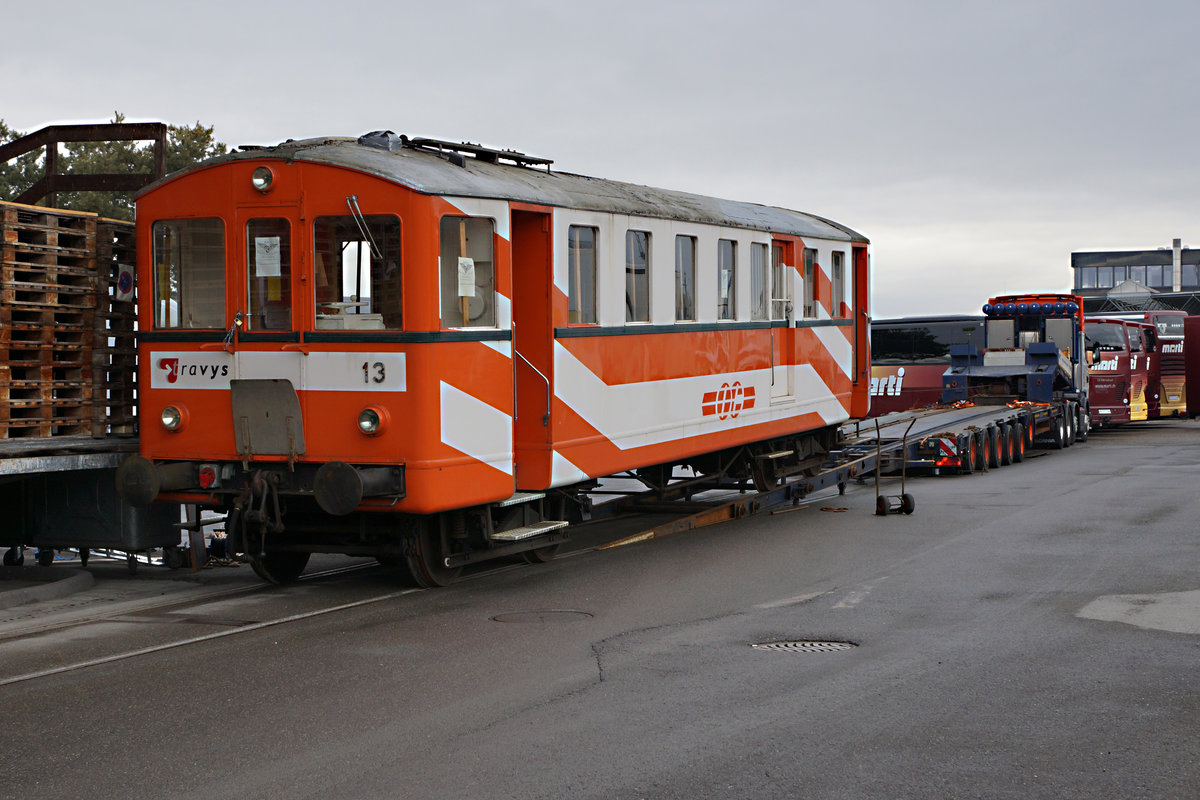 OC/Travys/B.M.K.: Von der Schweiz in die Märkische Schweiz. 
Der OC Triebwagen BDe 4/4 13 mit Baujahr 1920, der viele Jahre auf der westschweizer Bahnlinie zwischen Orbe und Chavornay hin und her pendelte, wird nun von der Museumsbahn Buckower Kleinbahn übernommen. Nach der Ausrangierung bei Travys bereicherte die Nummer 13 einige Jahre die interessante Fahrzeugsammlung des Bahn Museums Kerzers das per 31. März 2017 aufgelöst wird.  Am 21. Februar 2017 wurde der OC BDe 4/4 13 in Kallnach auf einen polnischen Lastenzug verladen und für die lange Reise in Richtung Berlin fit gemacht. Unterstützt wurde dieses Projekt durch das SWS Museum Schlieren. 
Grosses Glück brachte diesem seltenen Triebwagen mit der Betriebsnummer 13, ausgerüstet für den Betrieb mit Gleichstrom 700 V, die Unglückszahl 13.
Neben diesem Triebwagen finden noch weitere Fahrzeuge des B.M.K. den Weg nach Deutschland und Tschechien, wo sie von der drohenden Verschrottung gerettet werden.
Mit Hilfe der Seilwinde rollte der OC BDe 4/4 13 langsam über einen provisorischen Geleiseanschluss auf den Tiefgänger.
Foto: Walter Ruetsch 

